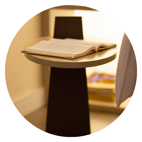 01 mesa de cabeceira ana 55cm x 60cm 1 gaveta 1 nicho